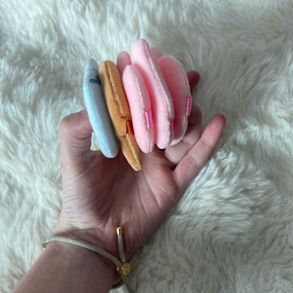 pack of 5 brand new powder puffs for makeup